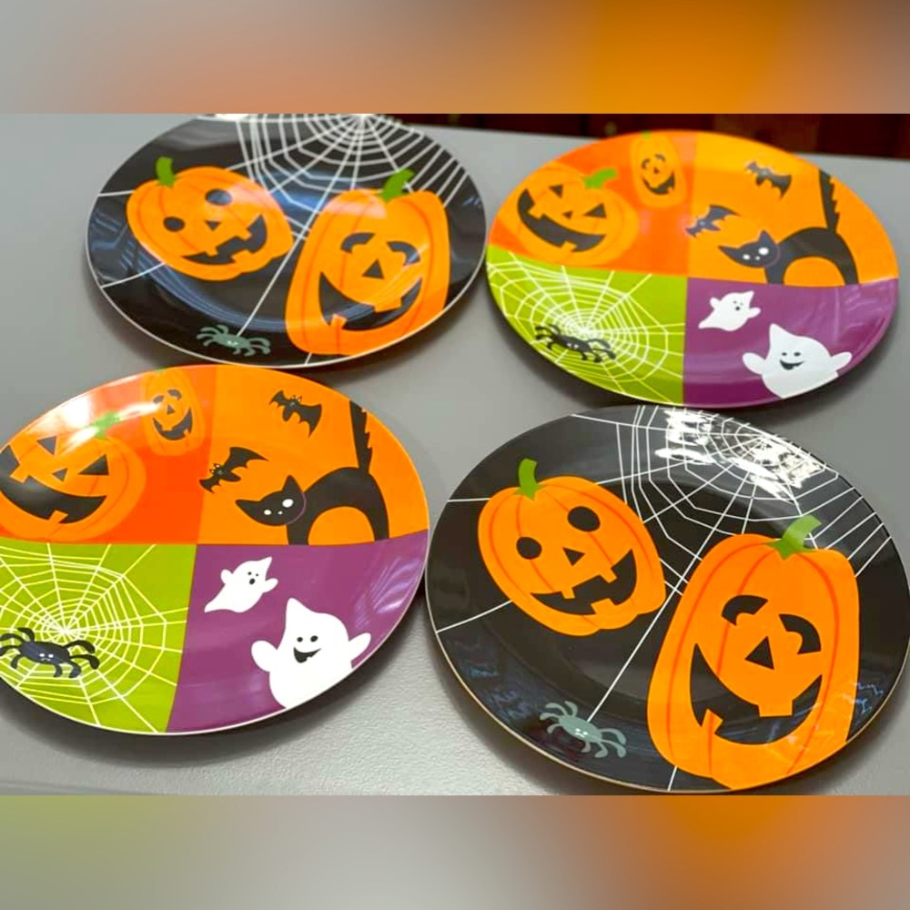 Set of four Halloween dinner plates, excellent used condition